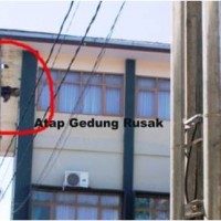 Nampak jelas, atap gedung DPRD Kuningan rusak parah.